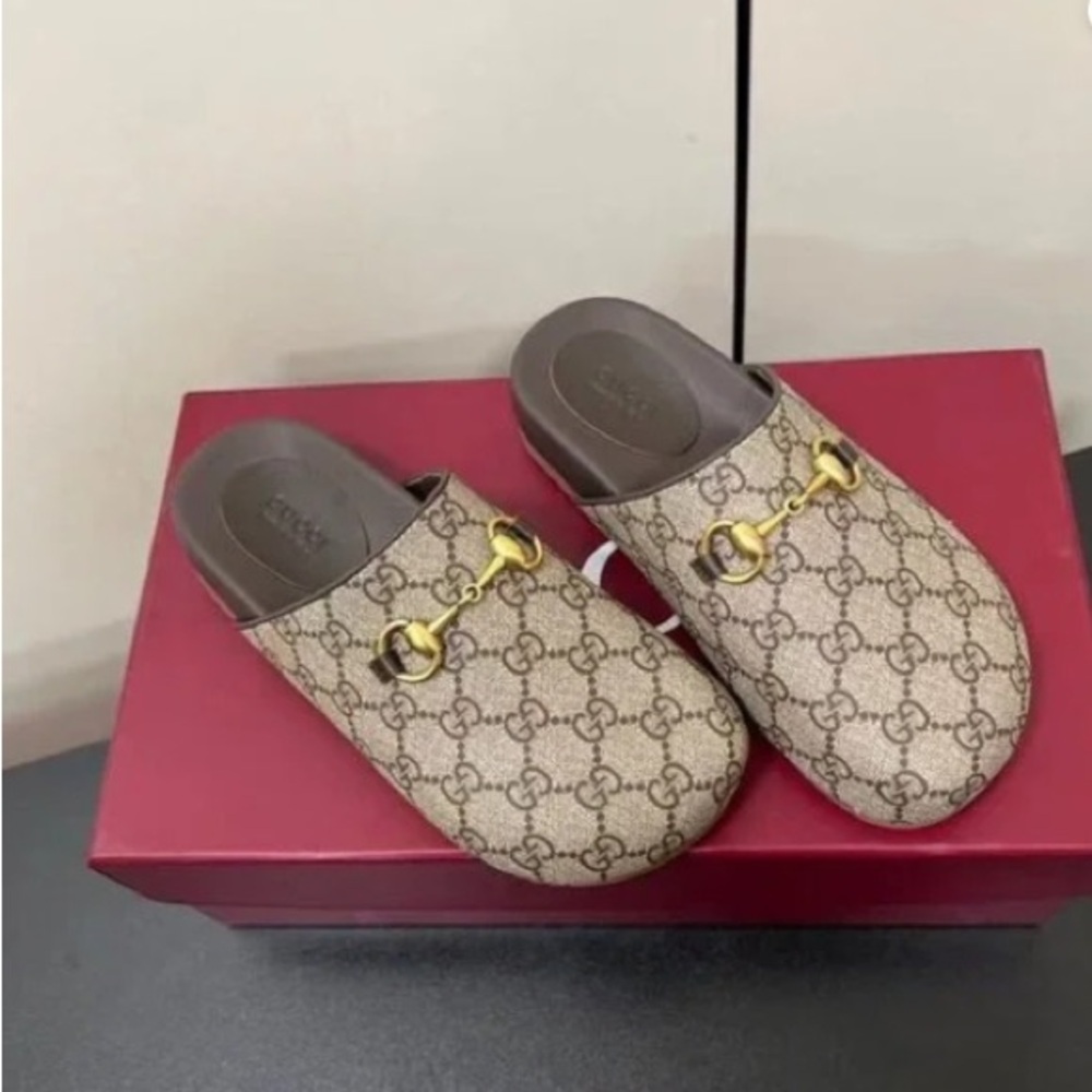 🎱 GUCCI  GG Beige and Brown Canvas Clog with Gold Detail,comfortable to wear